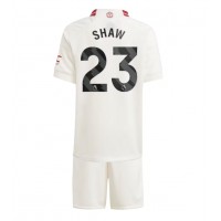 Billiga Manchester United Luke Shaw #23 Barnkläder Tredje fotbollskläder till baby 2023-24 Kortärmad (+ Korta byxor)